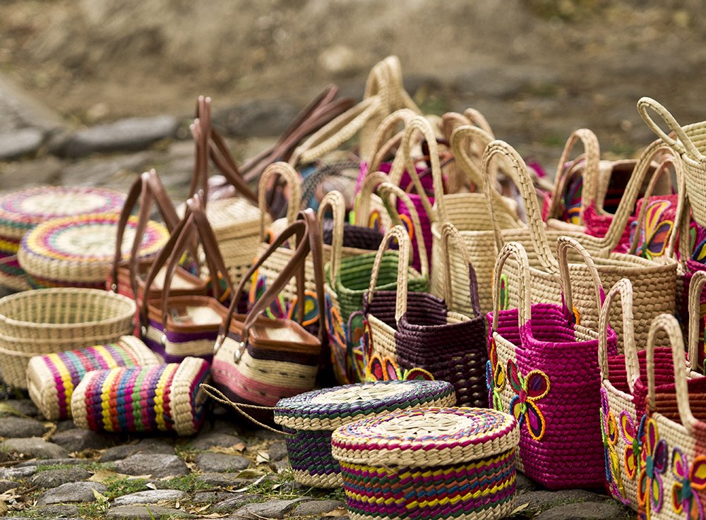 パルマ製メキシコの手編み”かごバッグ”は色も形も自由自在 | メキシコ